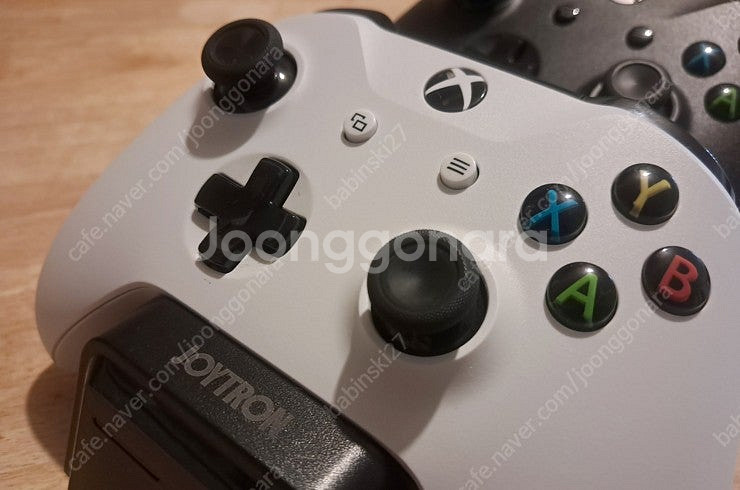 XBOX 컨트롤러 3세대 블랙&화이트 + 조이트론 듀얼...--1