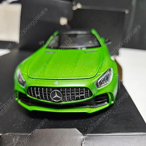 AMG GTR 헬 그린 색상 다이캐스트 판매합니다.