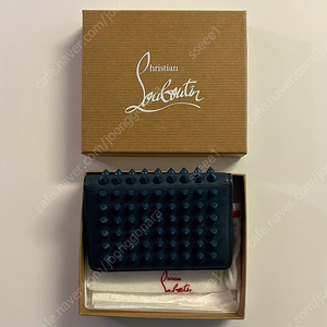 Christian Louboutin 크리스찬루부탱 1145067 카프스킨 스파이크 플랩 카드지갑