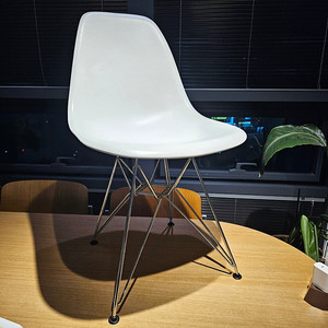 Vitra 비트라 임스 체어 플라스틱 화이트 ​Eames Plastic Side Chair / White