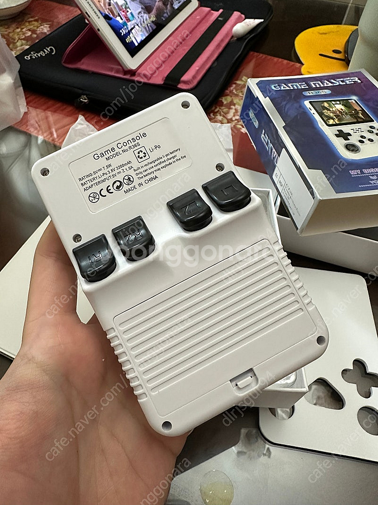 레트로게임기 R36S 화이트 64gb 판매합니다--1