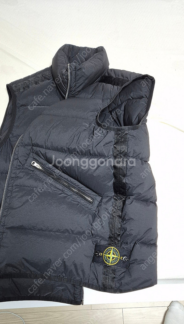 스톤아일랜드 심리스 24fw 패딩 조끼 블랙 xl사이즈--1