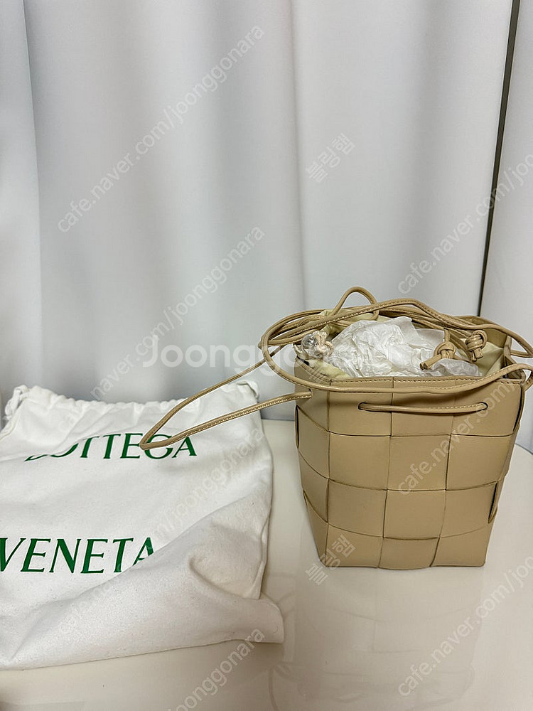 보테가베네타 카세트 버킷백 스몰(포리지 색상)--1