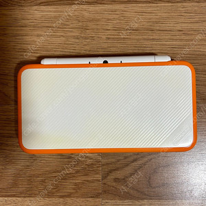 뉴 2DS xl 펜 분실및 충전기 없는 관계로 13만에 팝니다 (오렌지 화이트)