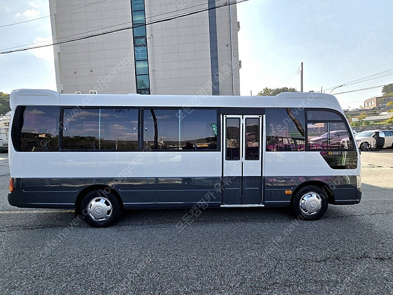 13년식 뉴카운티 롱바디 25인승 차량 (캠핑카 제작 가능) 중고차량 판매 전액할부가능! 이미지