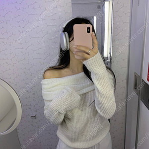 리즈 Leeds Milk offshoulder knit