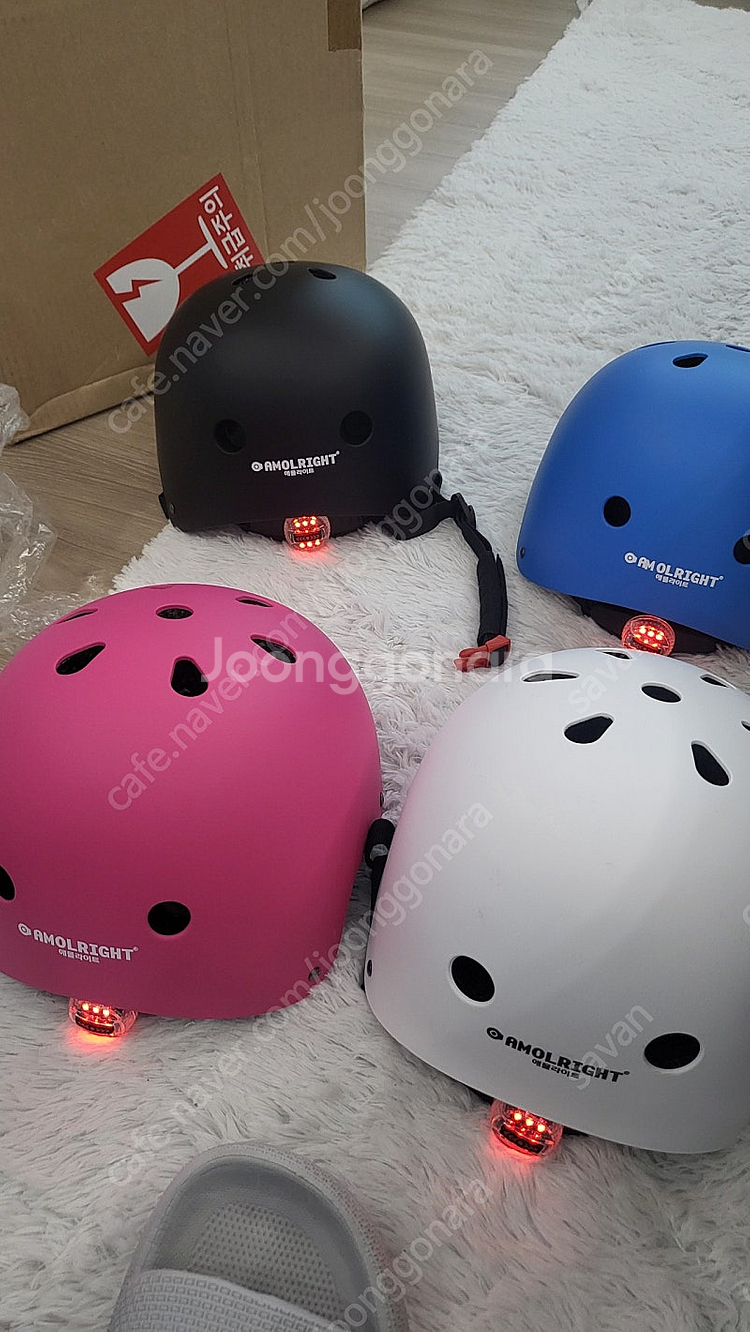 애몰라이트 자전거(킥보드) 헬멧 4개 판매합니다 (후미등3가지기능)--0