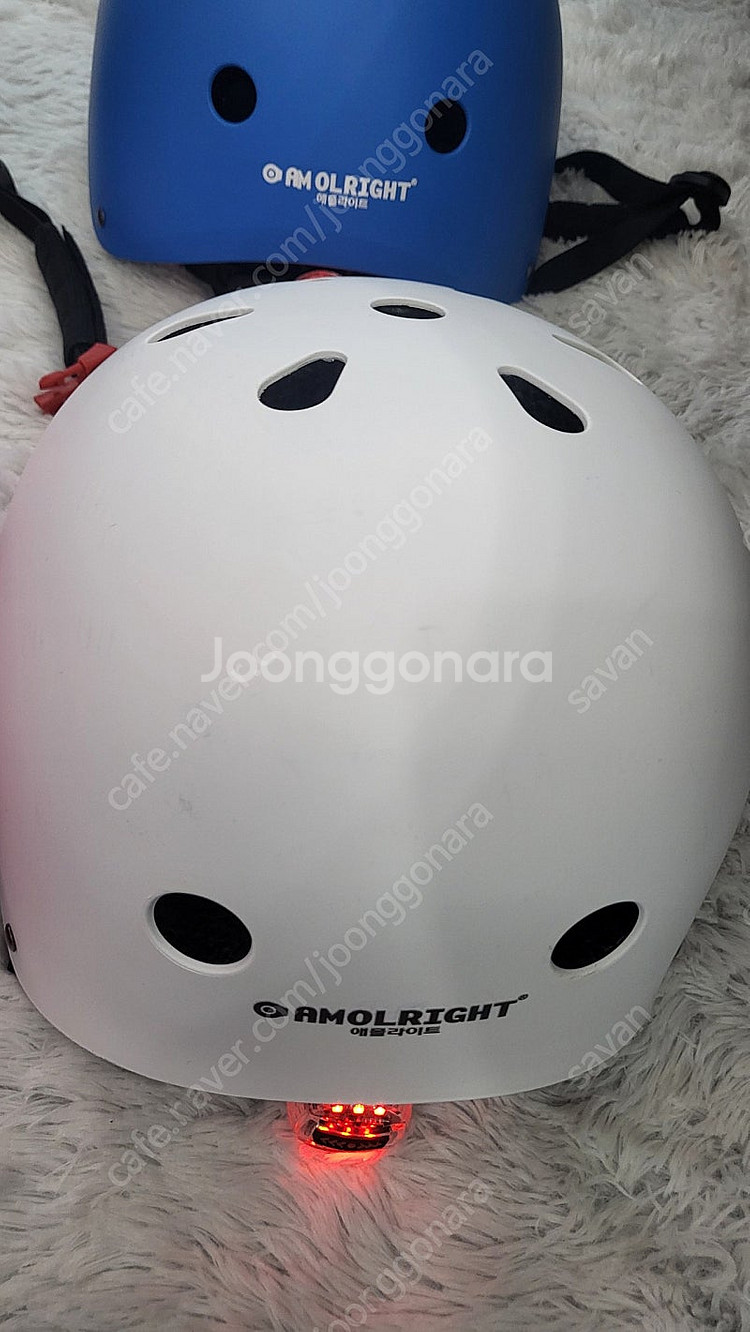 애몰라이트 자전거(킥보드) 헬멧 4개 판매합니다 (후미등3가지기능)--2