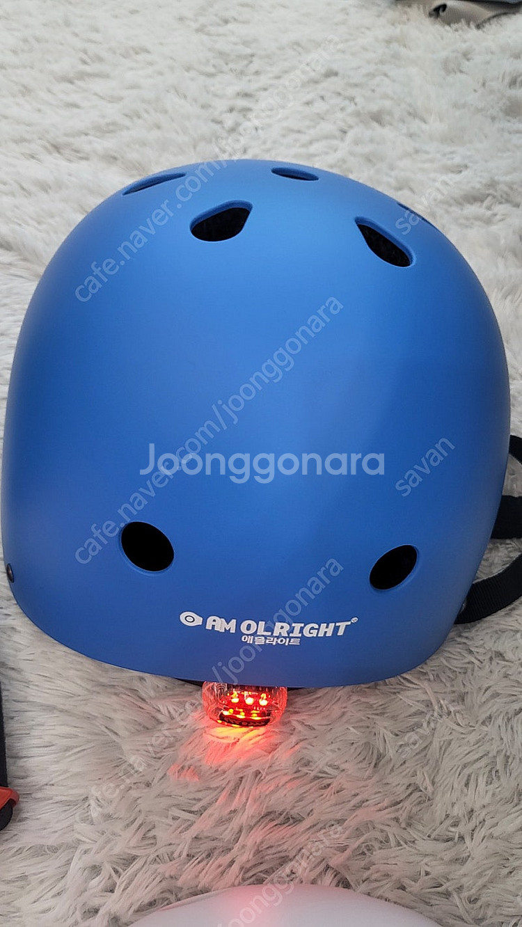 애몰라이트 자전거(킥보드) 헬멧 4개 판매합니다 (후미등3가지기능)--4