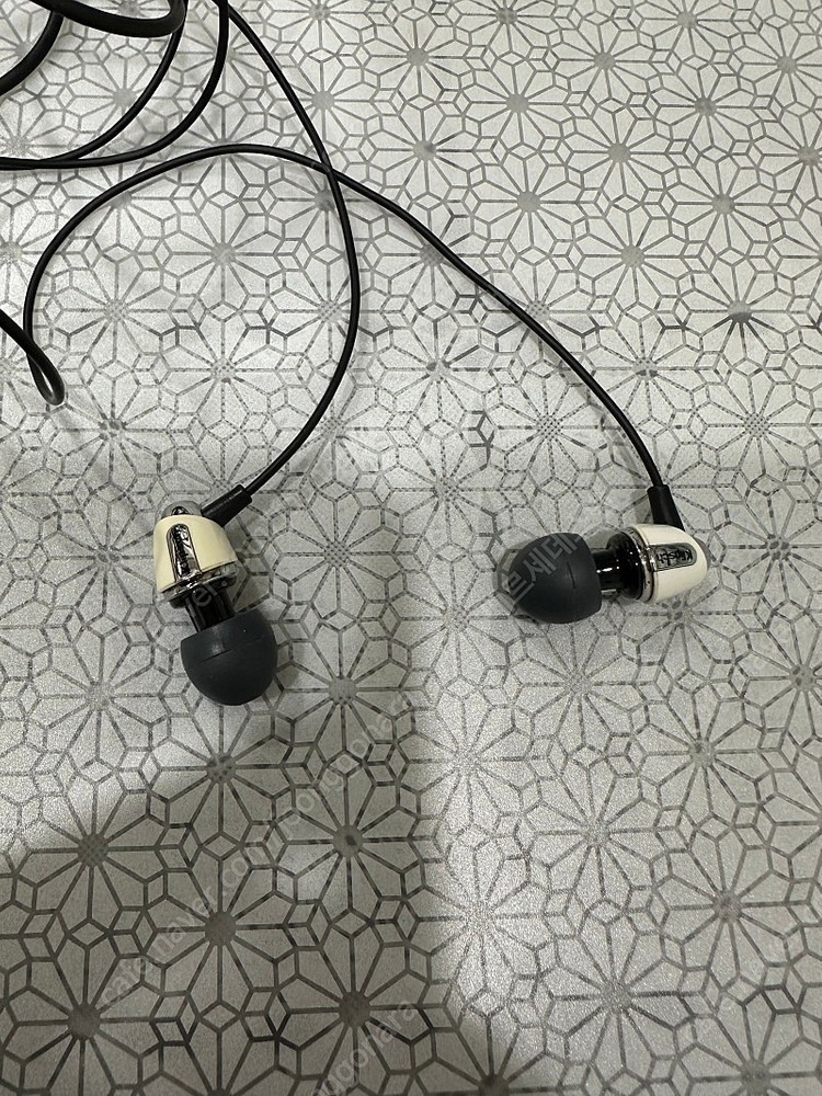 클립쉬 S4i 화이트 리와이어 선갈이 했습니다. 택포 15000원에 팝니다. 이미지