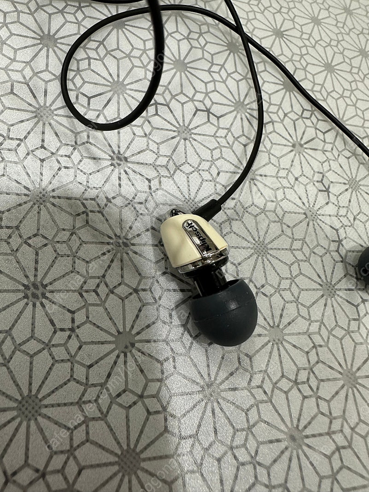 클립쉬 S4i 화이트 리와이어 선갈이 했습니다. 택포 15000원에 팝니다. 이미지