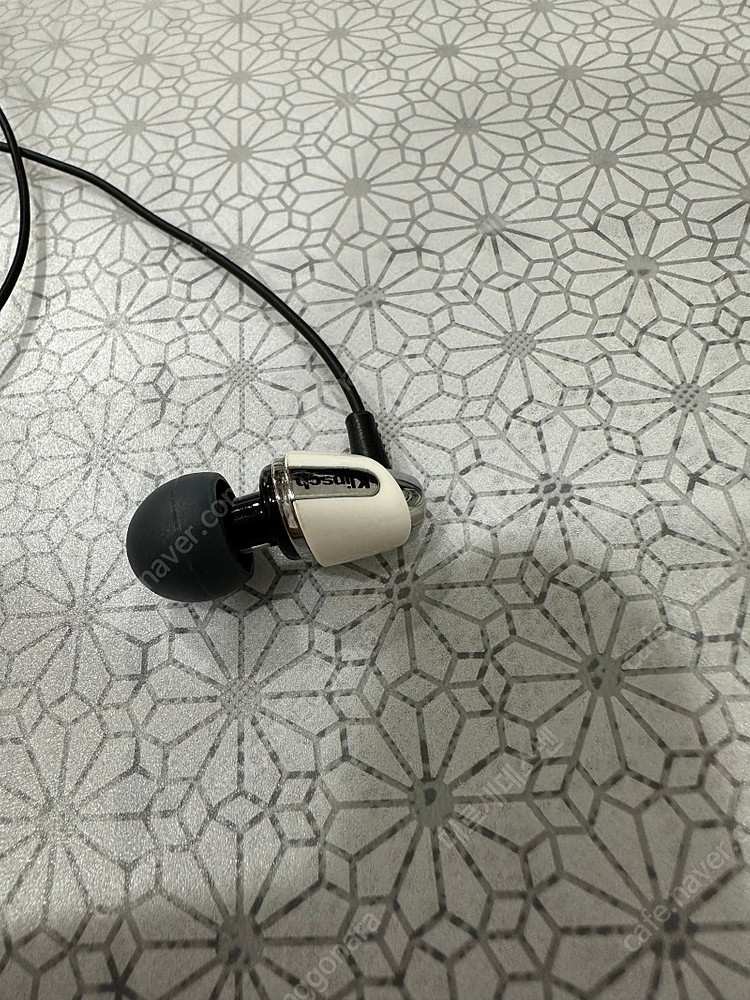 클립쉬 S4i 화이트 리와이어 선갈이 했습니다. 택포 15000원에 팝니다. 이미지