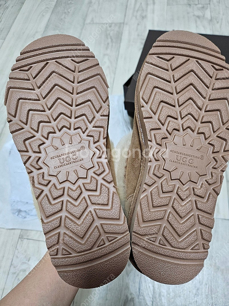 어그 오즈웨어 아드리안앵글 성인7사이즈(235) 아동35사이즈(210)--1