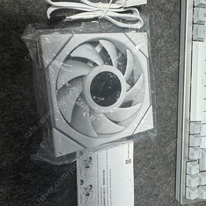 리안리 UNI FAN TL LCD 120 white 정방향