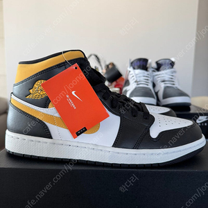 새상품) 에어조던1 미드. AIR JORDAN 1 MIDWHITE/POLLEN-BLACK