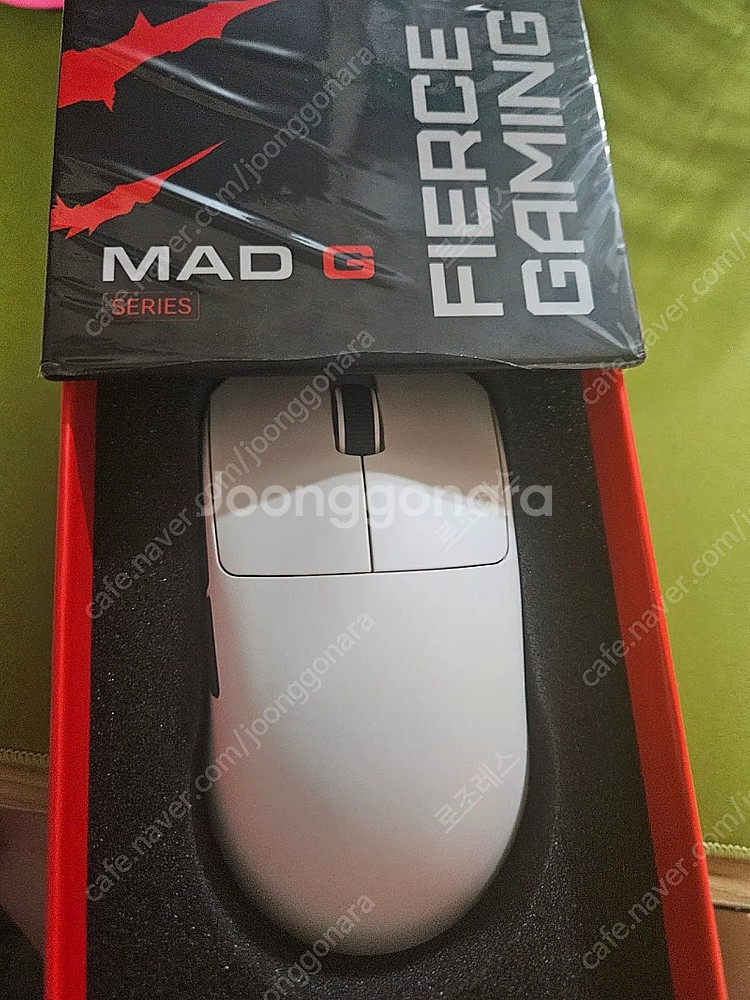 mad g max 화이트 팝니다 (택포)--0