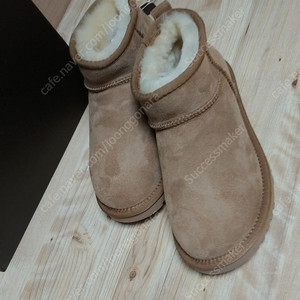 [새상품] 23FW 호주어그 CLASSIC ULTRA MINI BOOTS 235(7L) 240(8L) OB658