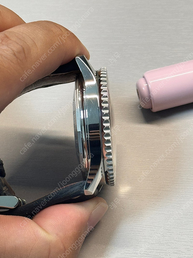 브라이틀링 네비타이머 b01 검판 43mm (황금날개, AB0120) 이미지