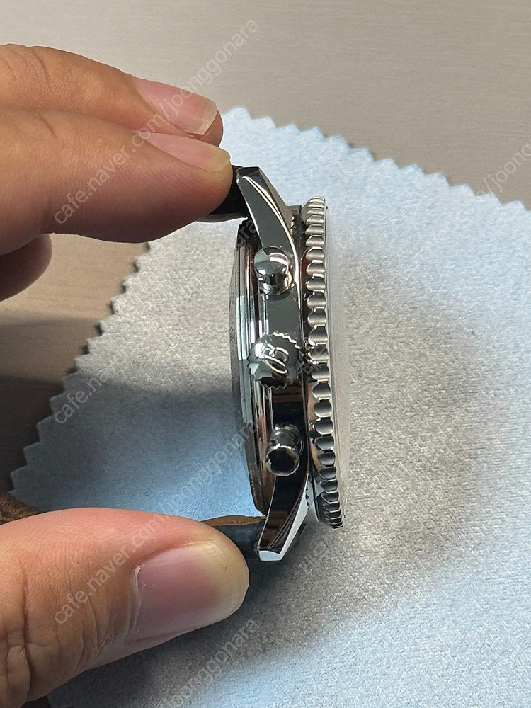 브라이틀링 네비타이머 b01 검판 43mm (황금날개, AB0120) 이미지