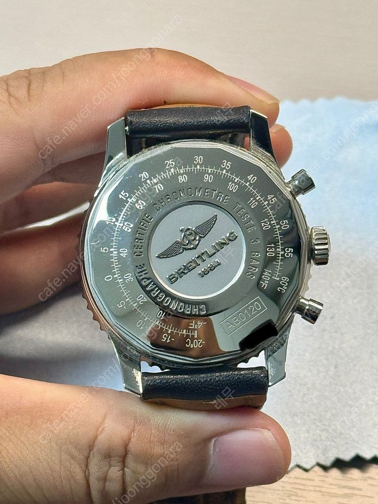 브라이틀링 네비타이머 b01 검판 43mm (황금날개, AB0120) 이미지