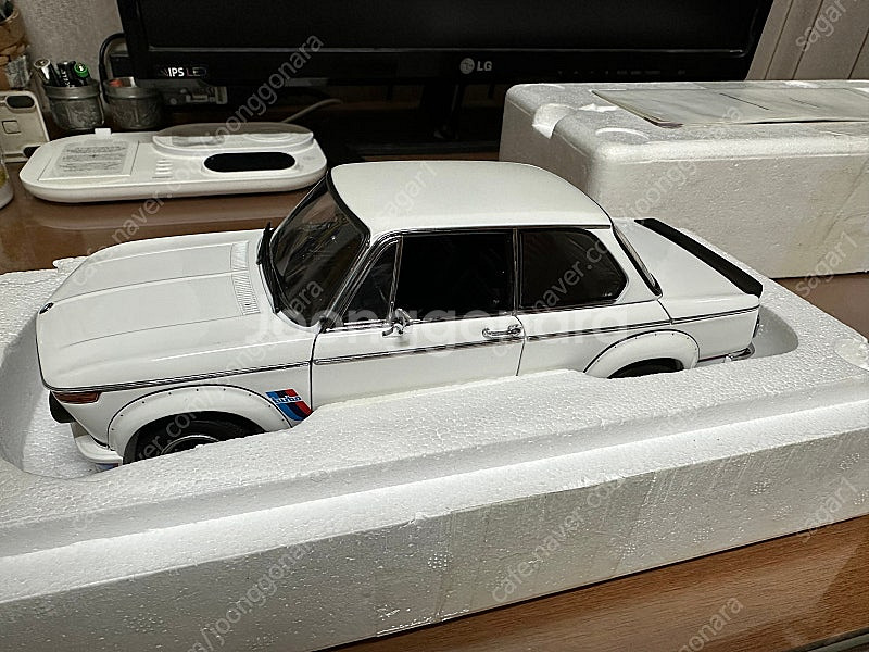 1:18 오토아트 bmw 2002 터보 팝니다--1