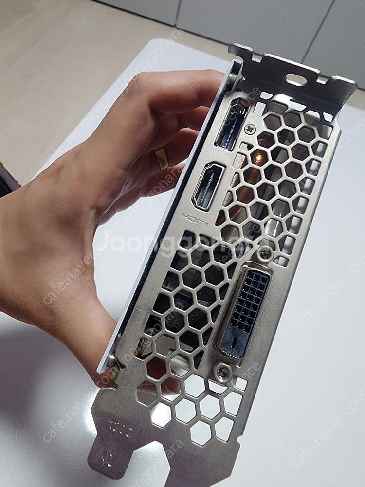 이엠텍 gtx1660ti 화이트 택포 팝니다--4