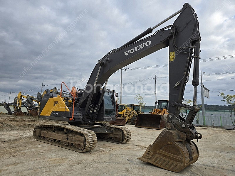 볼보 EC300E 2020년식 가동8천 10 궤도형 중고굴삭기--1