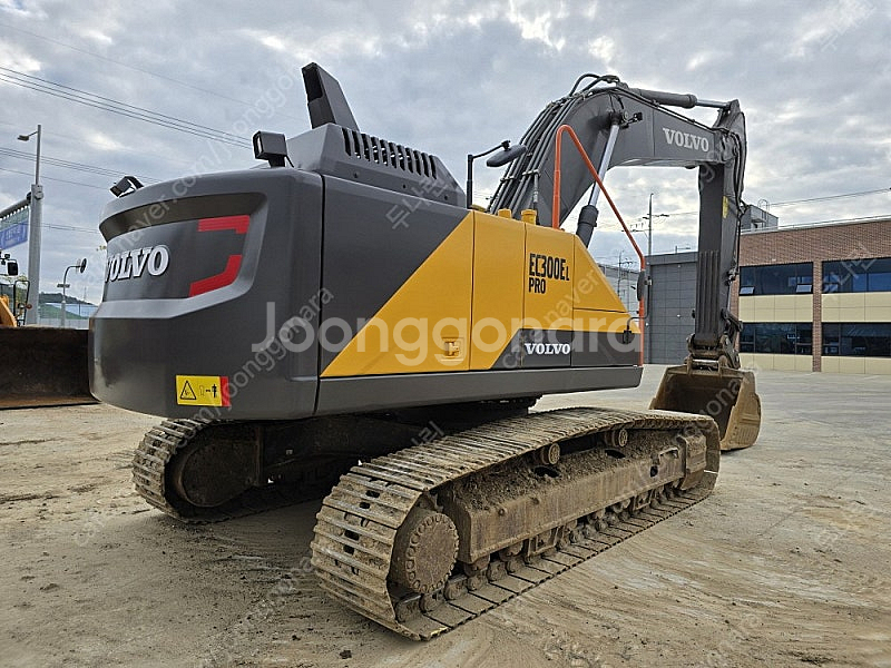 볼보 EC300E 2020년식 가동8천 10 궤도형 중고굴삭기--2