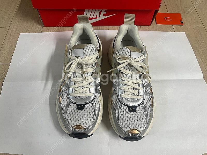 나이키 V2K 런 화이트 메탈릭 HJ7245-100(2...--1