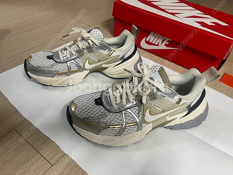 나이키 V2K 런 화이트 메탈릭 HJ7245-100(2...--3