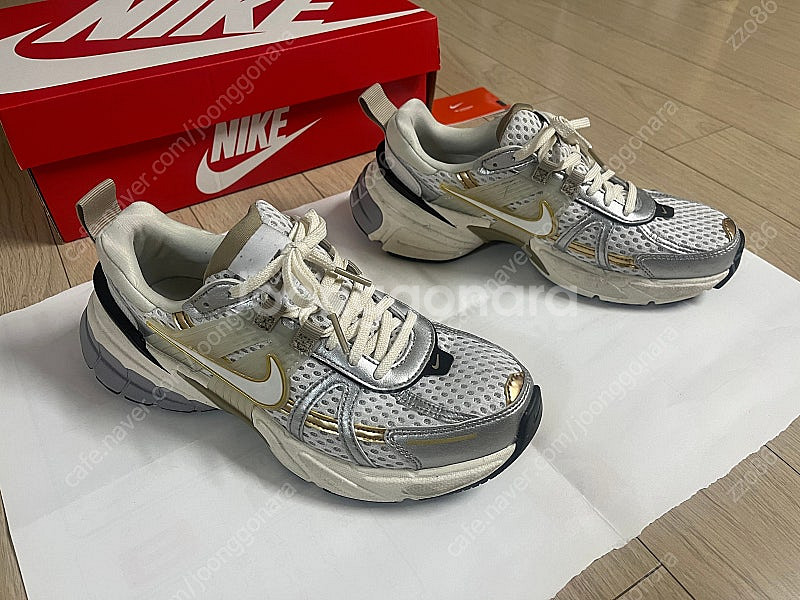 나이키 V2K 런 화이트 메탈릭 HJ7245-100(2...--4