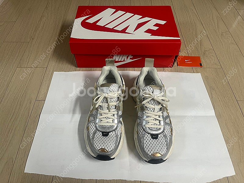 나이키 V2K 런 화이트 메탈릭 HJ7245-100(2...--0