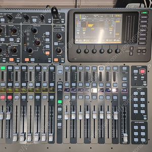 베링거 BEHRINGER X32 COMPACT 판매합니다. 신품급