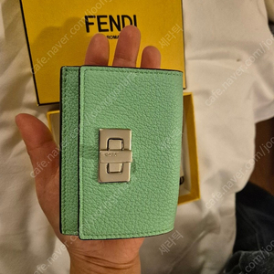 (새상품 정품) 펜디[FENDI] 로마 피카부 마이크로 트리폴드 월렛 지갑 팝니다.