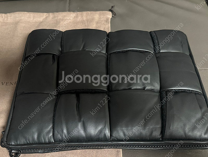 보테가 베네타. 패딩 클러치 (새상품) (68만원)--1