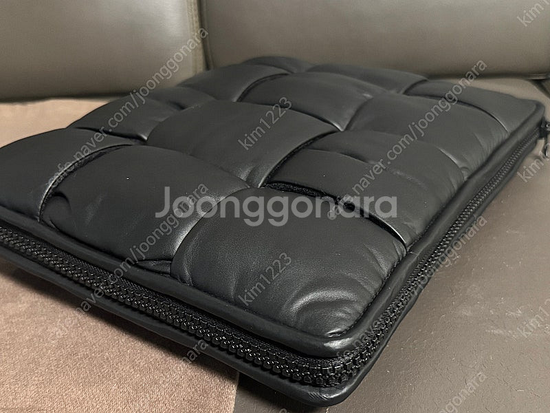 보테가 베네타. 패딩 클러치 (새상품) (68만원)--2