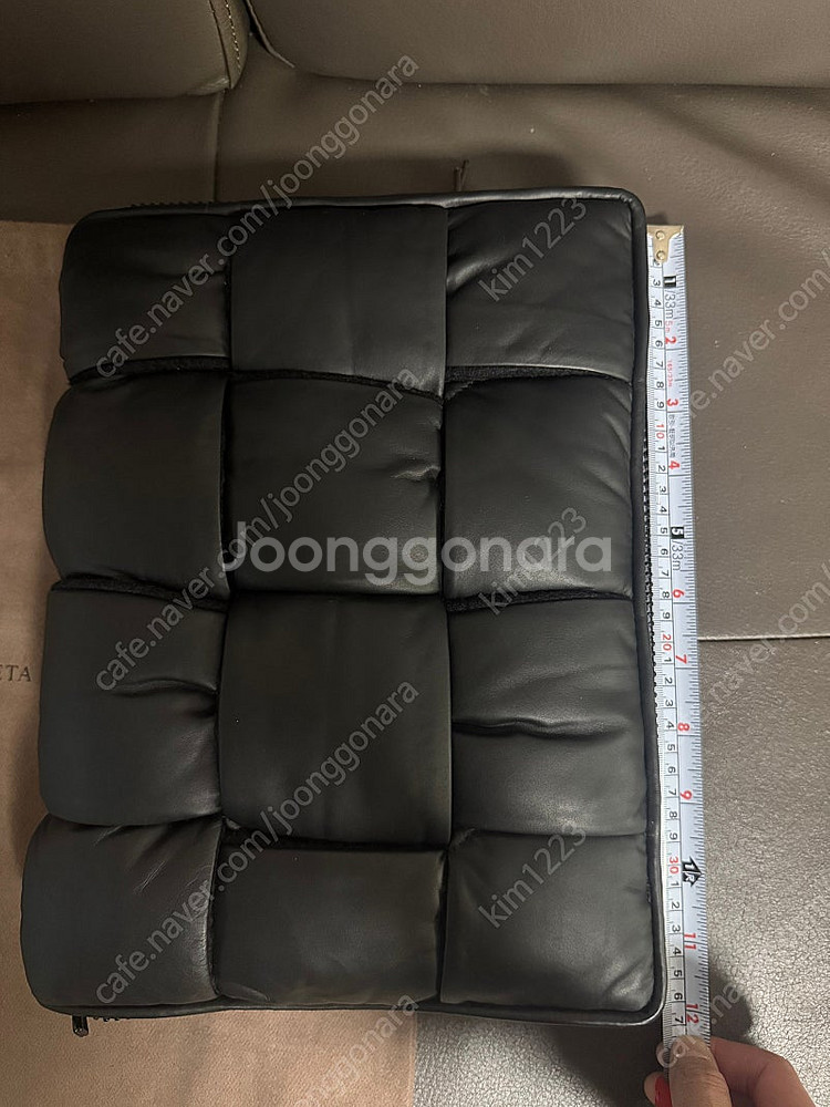 보테가 베네타. 패딩 클러치 (새상품) (68만원)--9