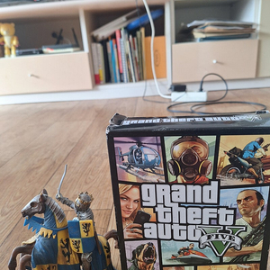 기사 피규어와 gta5 cd