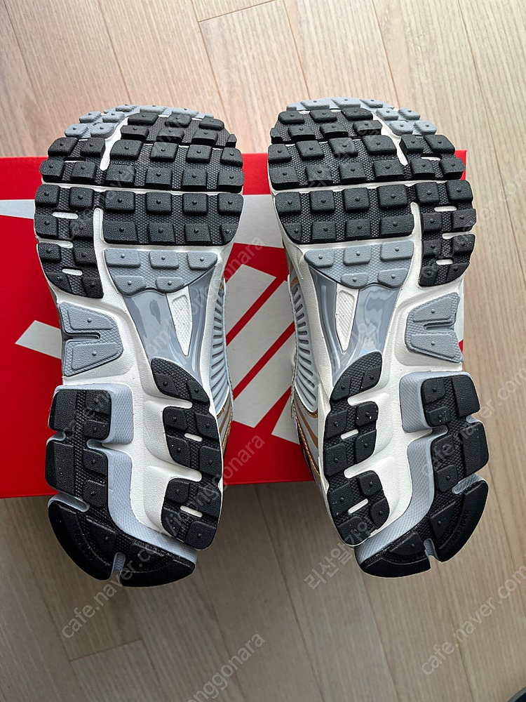 나이키 줌보메로5 플래티넘틴트골드 HJ7247 (255사이즈)--3