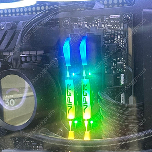 패트리어트 Patriot DDR4 PC4-25600 BLACK RGB 8GB 2개 세트 팔아요.