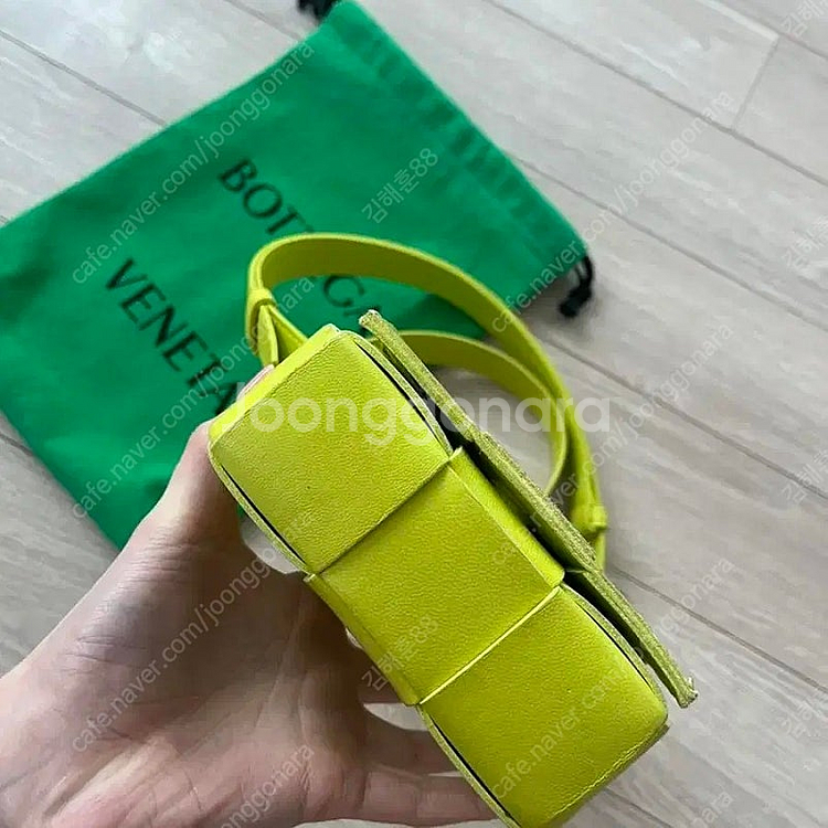 보테가베네타정품미니카세트백애시드키위(거의새상품)--1