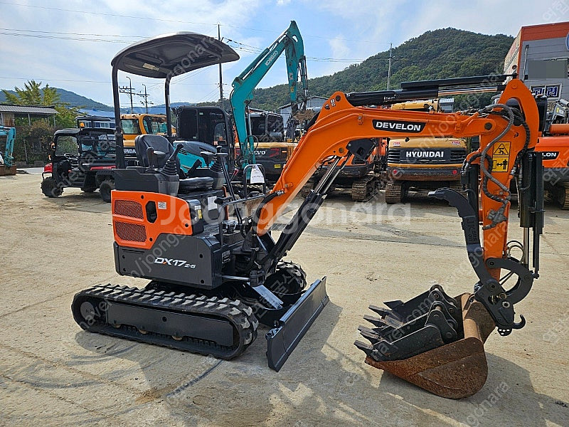 중고미니굴삭기 두산 DX17 코끼리집게 2021년식 중...--2