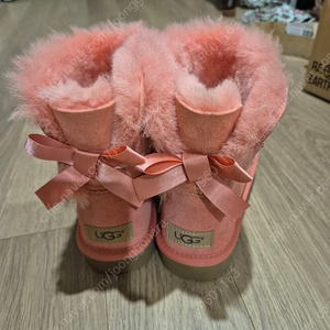 UGG 베일리민보우 US6 230정도