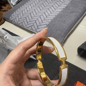 에르메스 팔찌 bangle fin olympe veau epsom laiton pl/or 3m 2 blan 판매합니다.