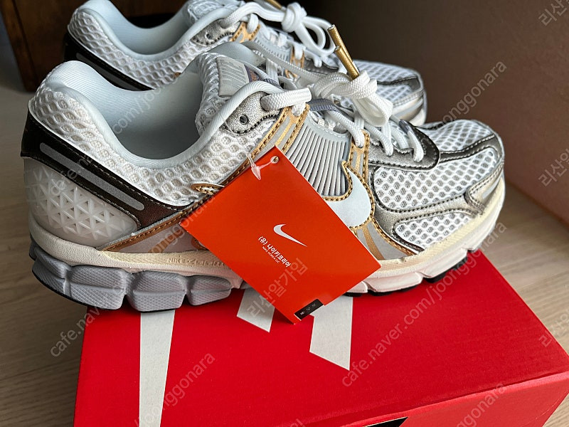 나이키 줌보메로5 플래티넘틴트골드 HJ7247 (255사이즈)--0