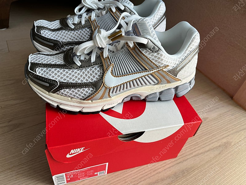 나이키 줌보메로5 플래티넘틴트골드 HJ7247 (255사이즈)--2