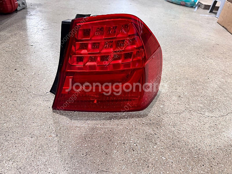 BMW E90 후기 테일램프(데루등) 조수석 판매합니다--0