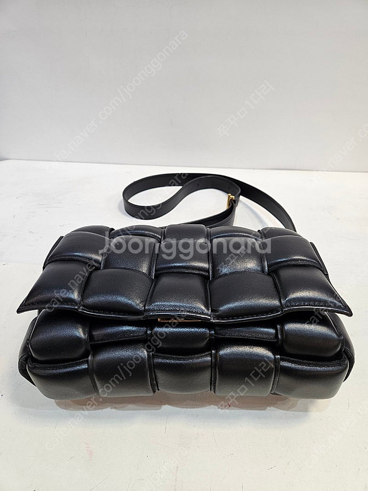 보테가베네타 패딩 카세트백--1