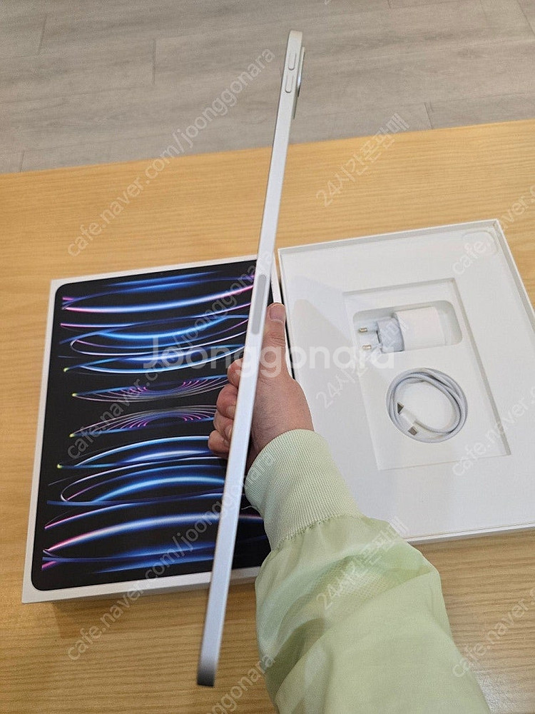 아이패드프로6세대12.9실버256gb wifi판매합니다--4