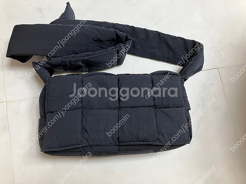 정품 보테가베네타 패디드 테크 카세트백--0